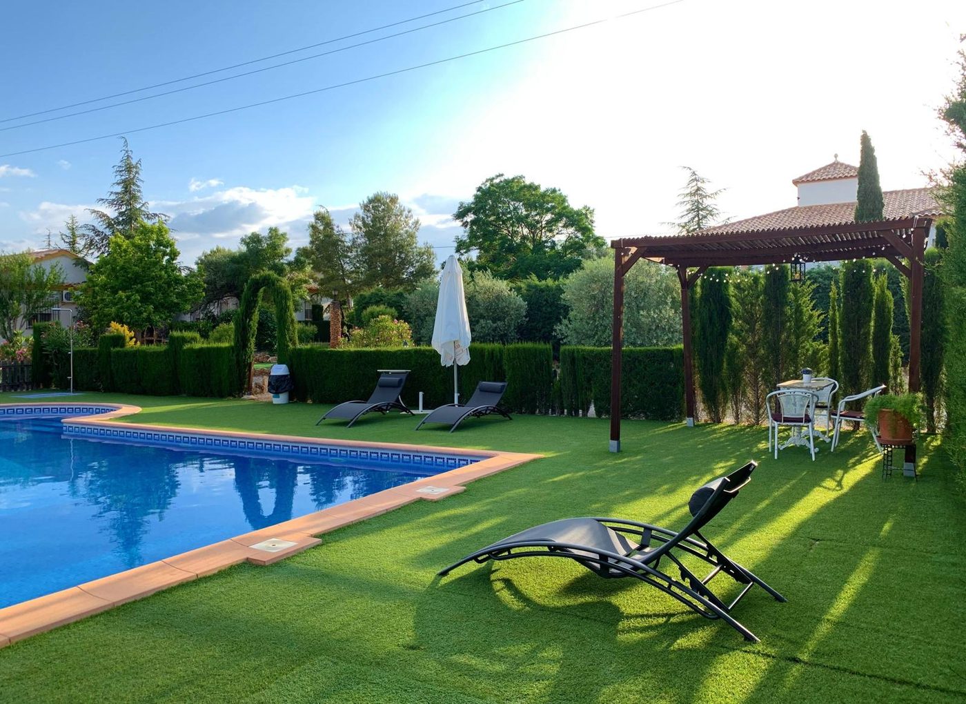 Piscina y jardines